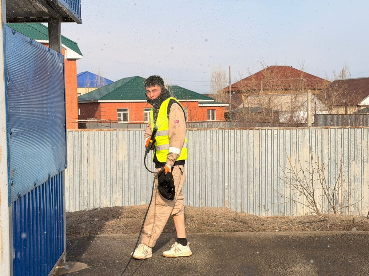 “Қазір өлең жазатын жағдайда емеспін”: Рэпер Qarakesek аялдама жуып жүр