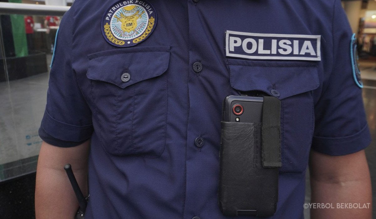 Атырауда бір топ жігіт полицейлерді соққыға жықты