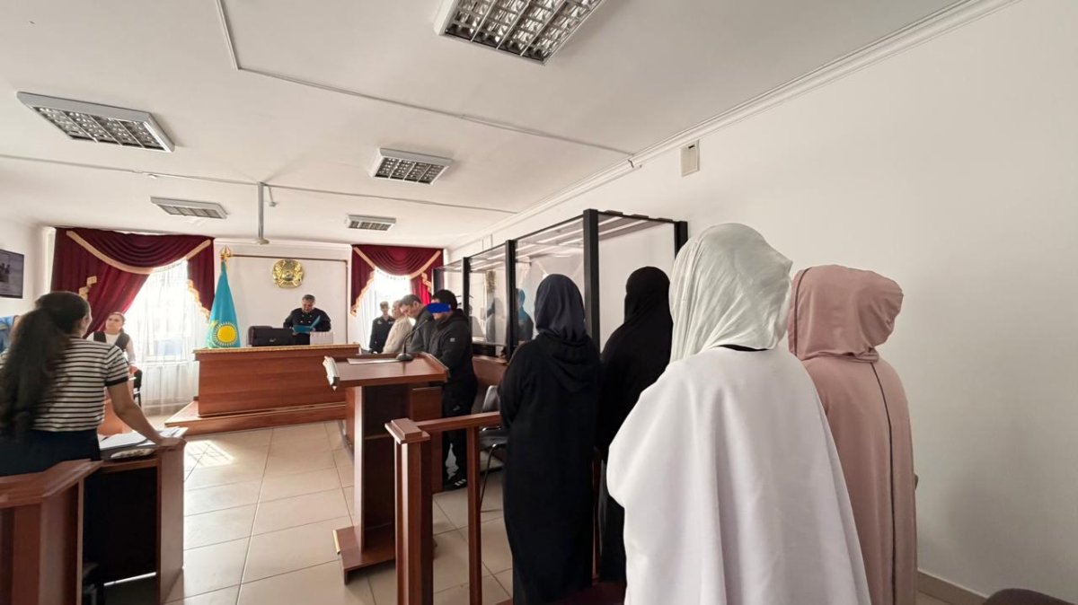 Ақтөбеде айыпталушылардың әйелдері сотқа ниқабпен келді