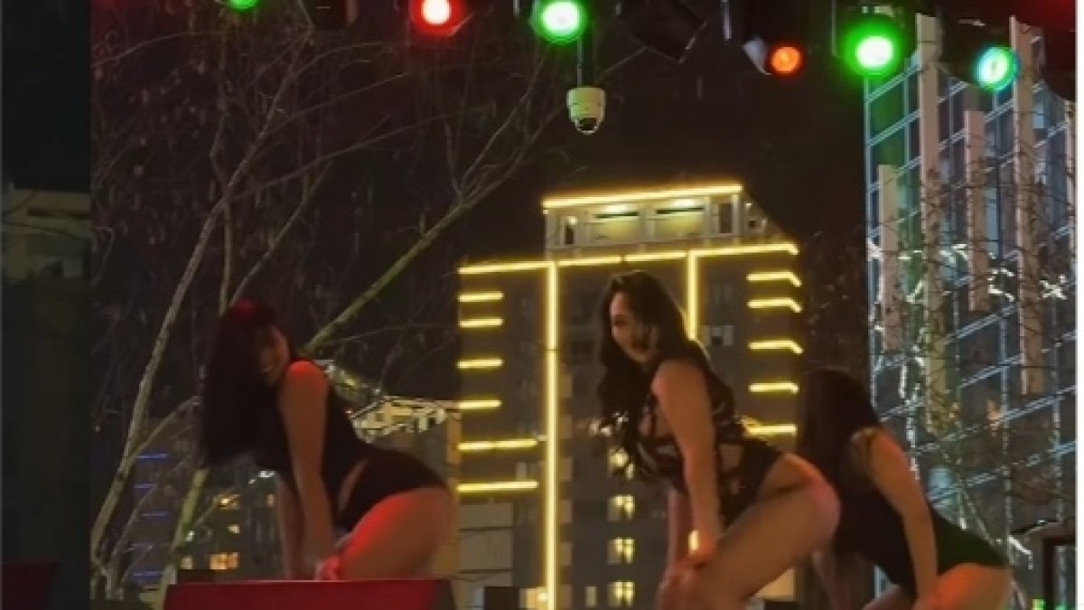 Жартылай жалаңаш күйде туған күнін тойлаған блогер елдің талқысына қалды