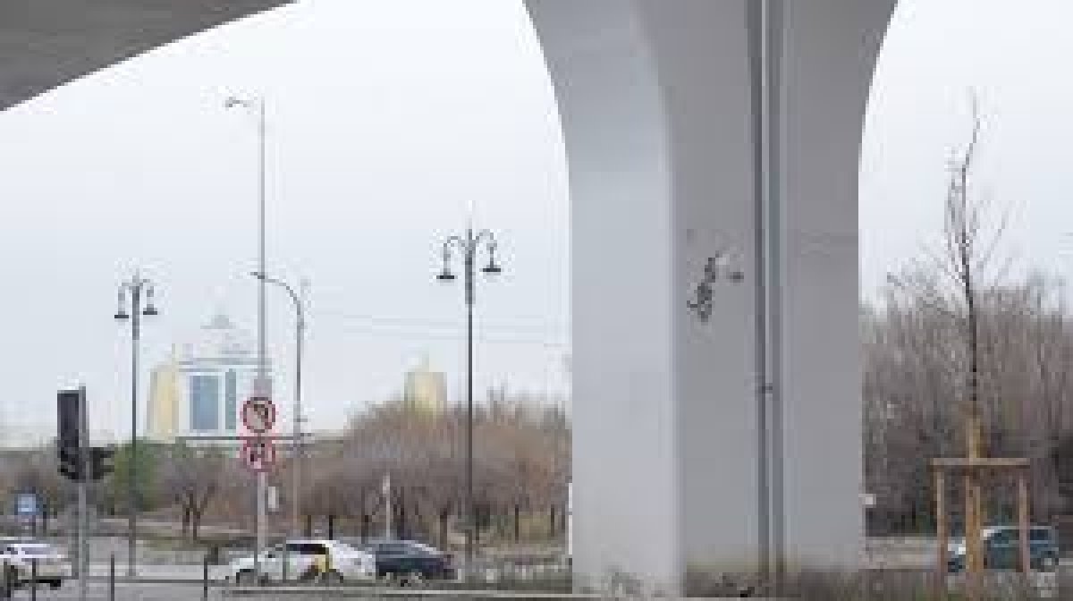 Жаңа сырланған бояуы түсіп жатыр: Астанадағы LRT тағы да дауға қалды