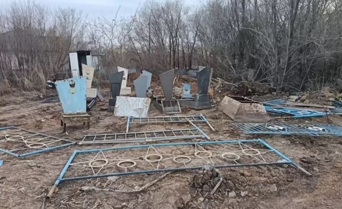 Астанада қабір қоршауын ұрлағандар іздестіріліп жатыр