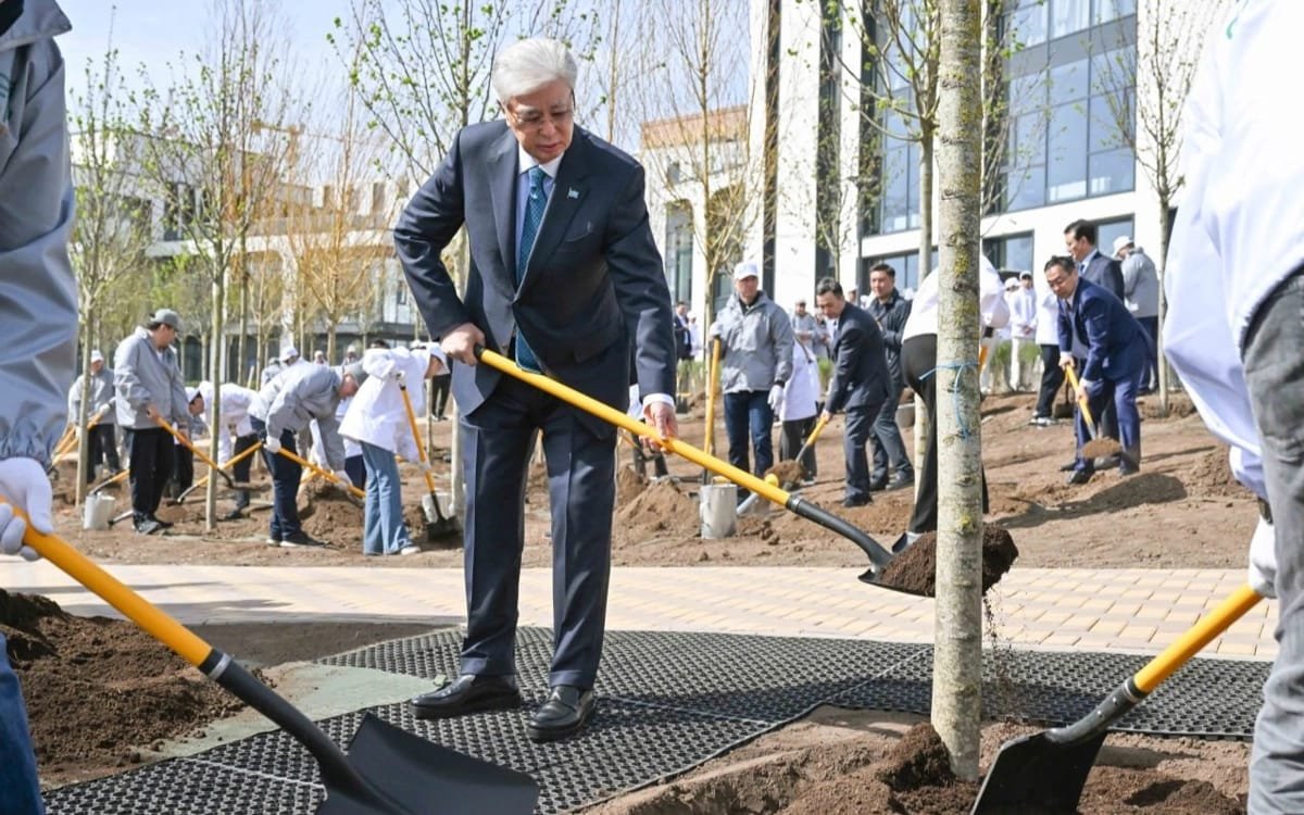 Тоқаев Астанада ағаш отырғызды