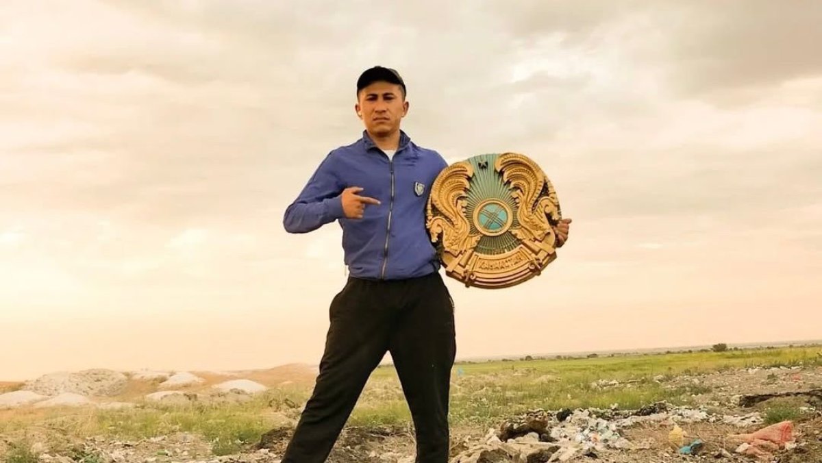 Қоқыстағы елтаңбаны төріне әкеп ілген блогерге қомақты айыппұл салынды