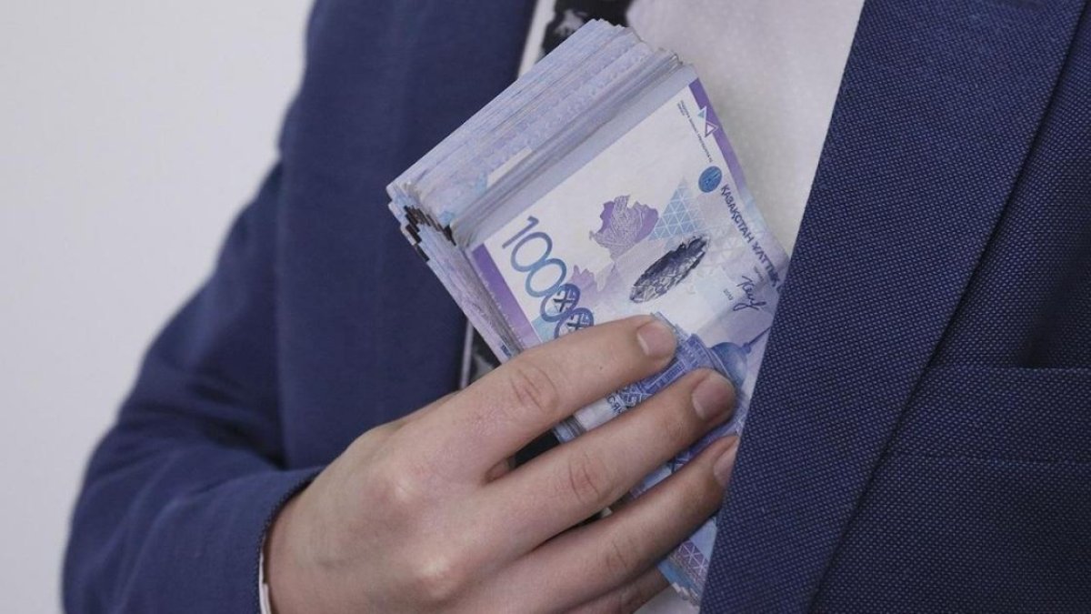 Қазақстандағы ең бай шенеуніктің табысы қанша?