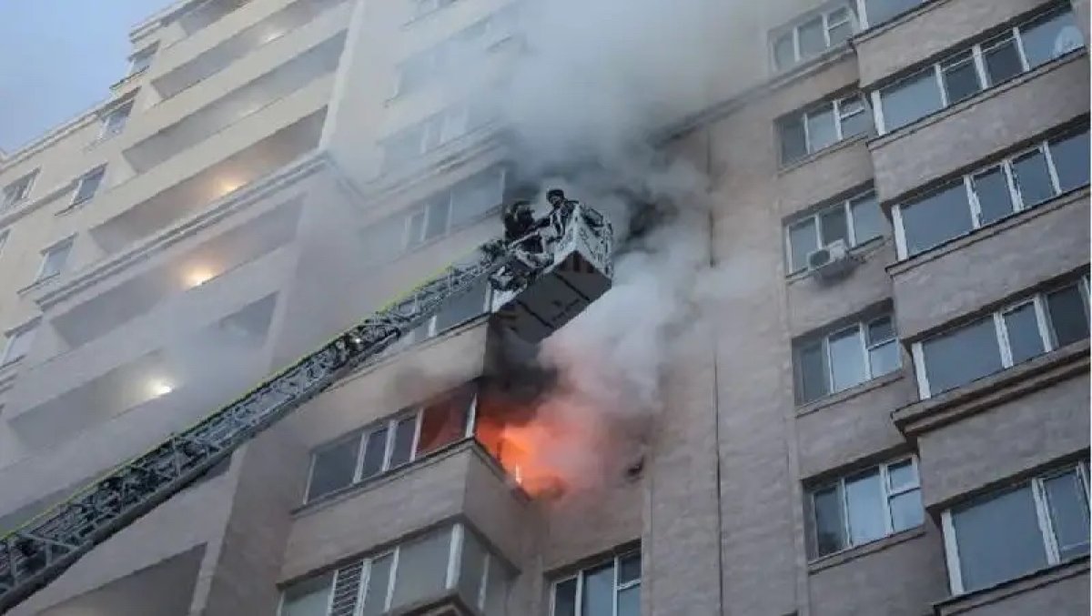 Астанада көпқабатты тұрғын үйдің балкондары өртенді