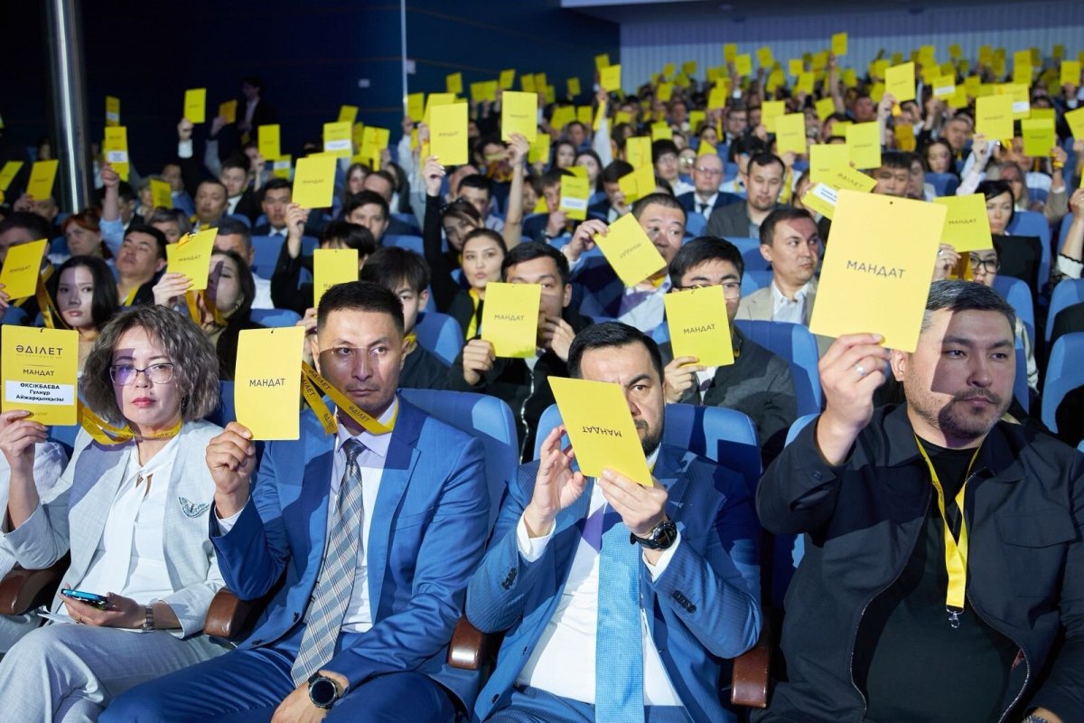 «Ұнаған шығар» – депутат «Аманаттан» «Әділетке» кеткендер жайлы