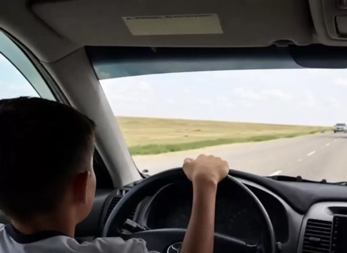 Жаңаөзенде баласына көлік айдатқан әке айыппұл арқалады