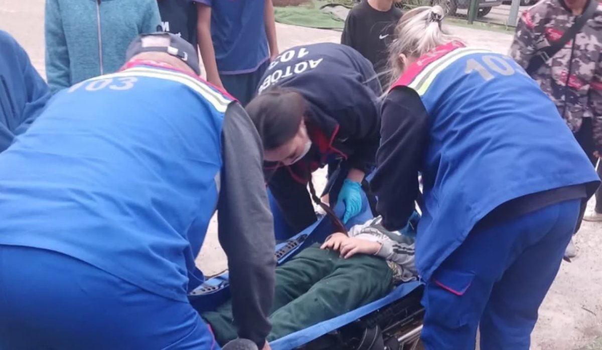 Ақтөбеде баланың үстіне футбол қақпасы құлады