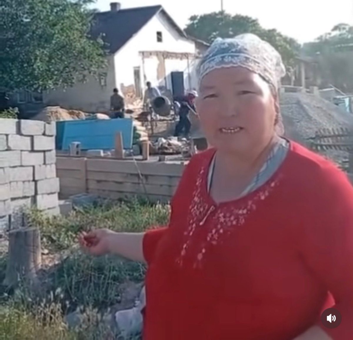 «Күйеуімнің көңілдесін үйімнің түбіне әкелді»: Көпбалалы ана әкімді кінәлап видео таратты