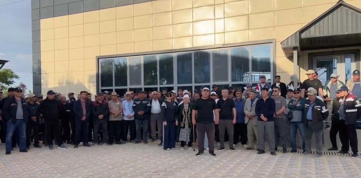 Жаңаөзендік мұнайшылар қамаудағы белсендіні қолдап, бір сағатқа жұмысын тоқтатты