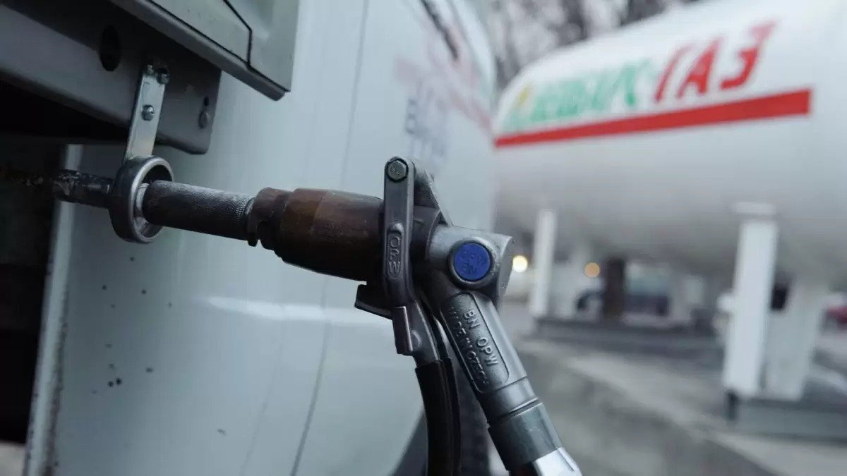 Ақтаудағы газ құю бекеттерінде жүргізушілер сағаттап кезек күтіп тұр
