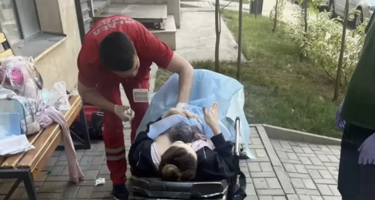 Алматылық әйел тұрғын үй кешенінің ауласында босанып қалды