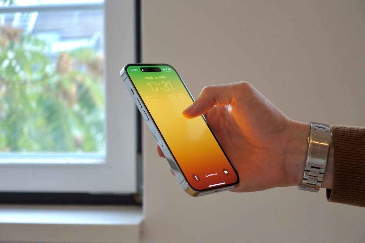 Алматы облысында пара есебінде екі iPhone алған үш салық қызметкері сотталды