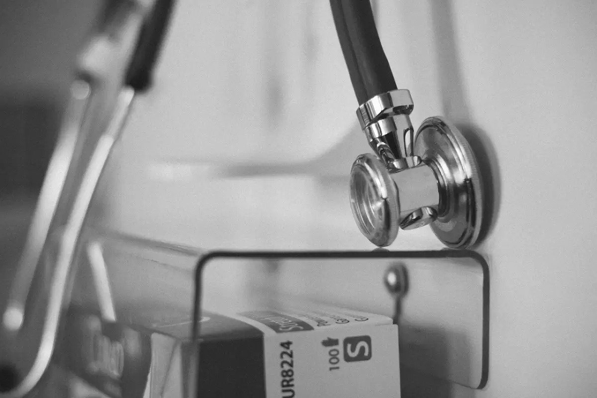 Таразда бесінші сәбиін босанған ана көз жұмды: туыстары істің тергелуін талап етеді