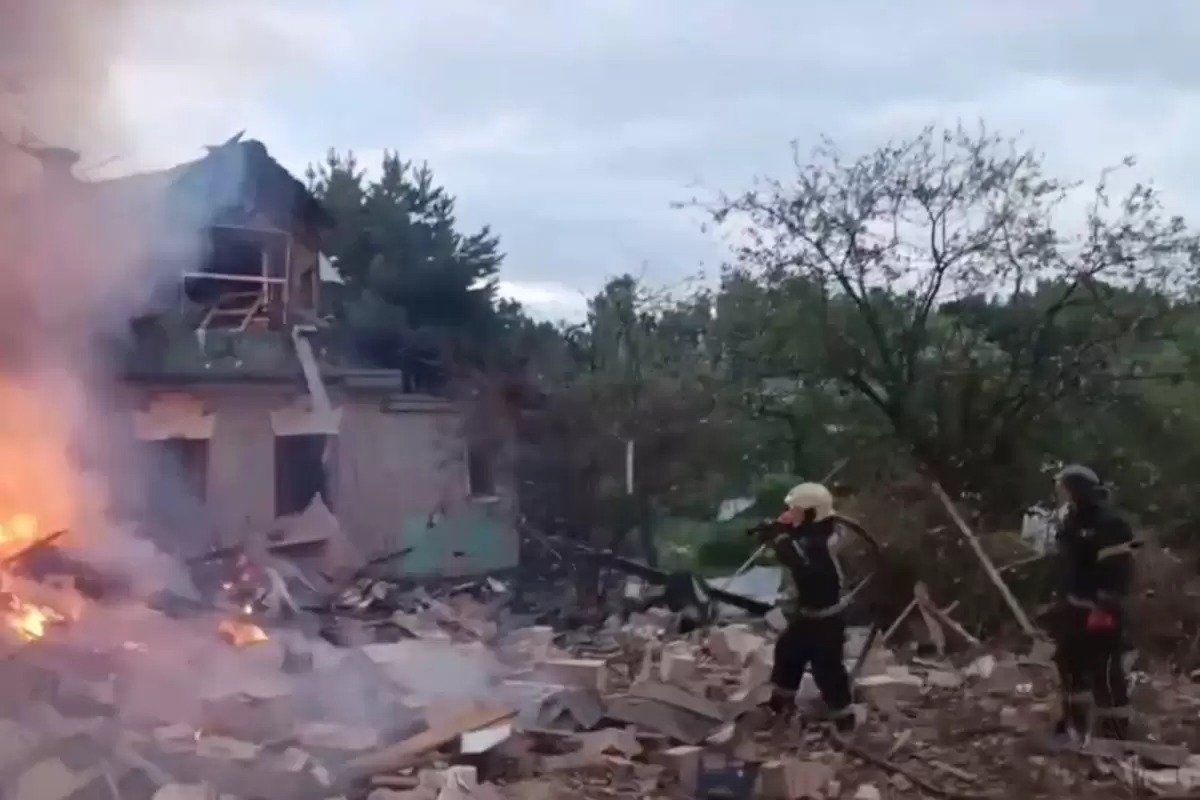 Ресейге жасалған ірі дрон шабуылы: адамдар қаза тауып, мұнай базасы өртенді