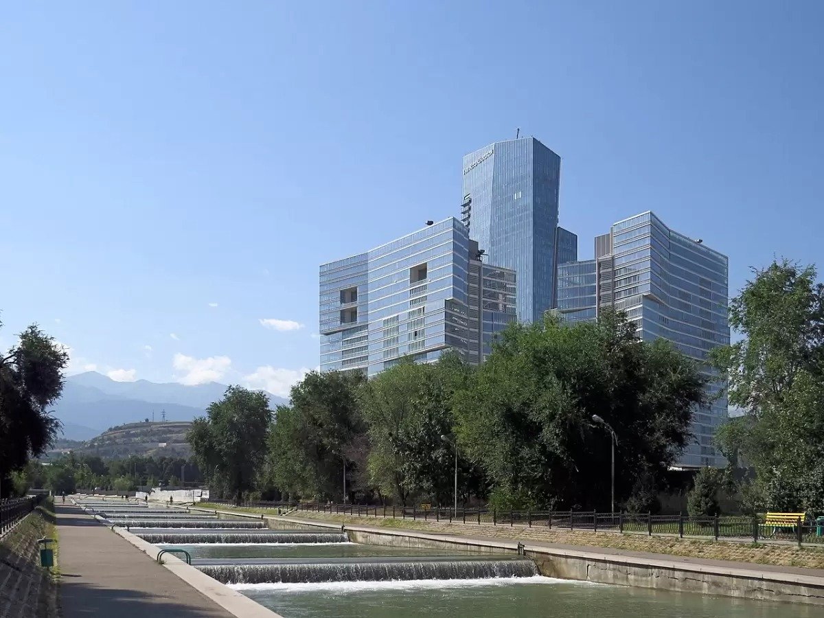 Алматыдағы өзендердің бірі мұнай өнімдерімен ластанған
