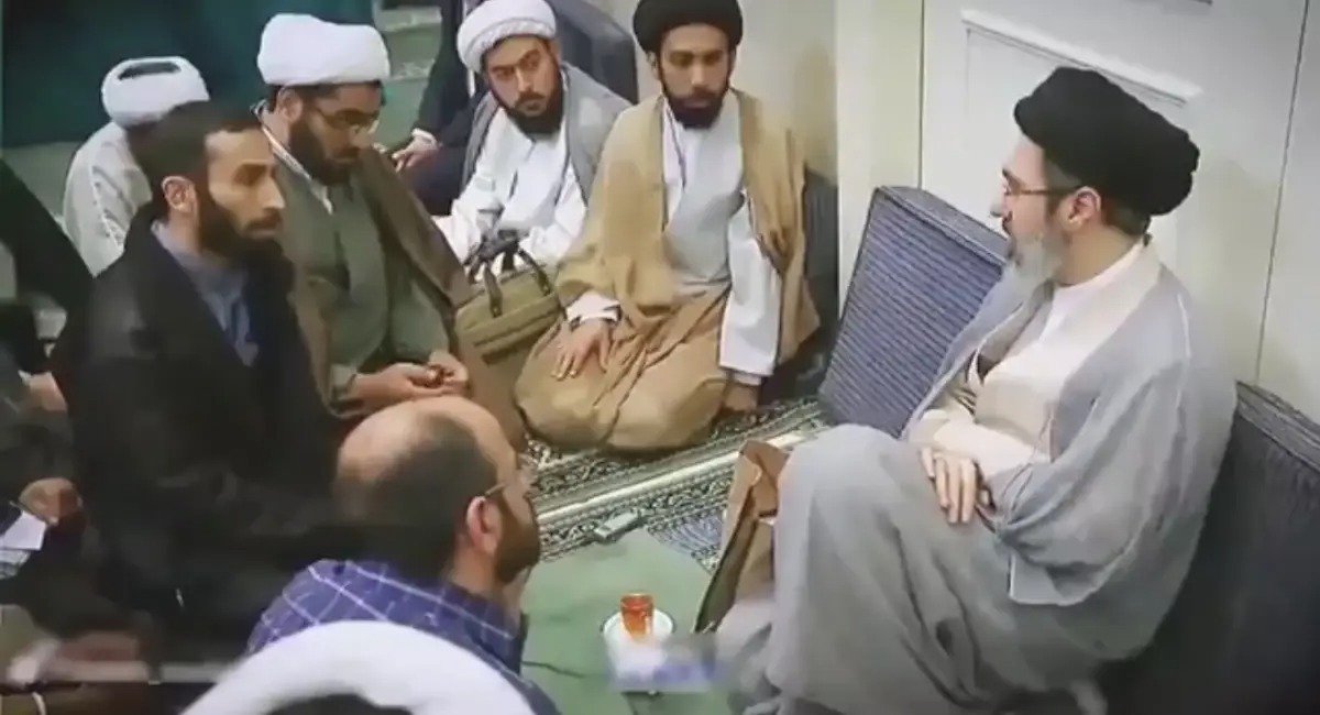 Иранның жаңа рухани көсемі бес айдан соң алғаш рет жұрт алдына шықты