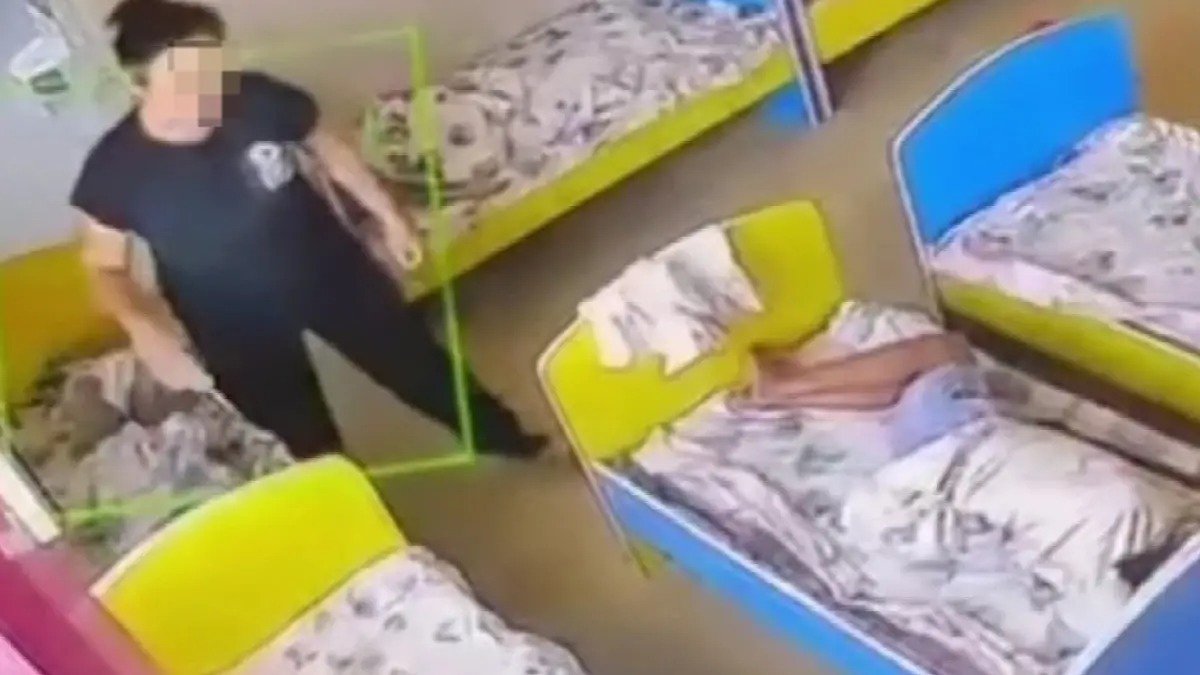 Тараздағы балабақшада баланың аяғын байлап қойған: полиция тергеу бастады