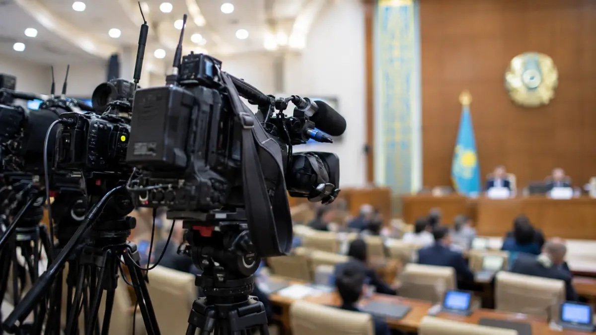 Депутаттарға кулуарда жақындауға болмай ма? Құрылтай әкімшілігі жаңа ережені түсіндірді