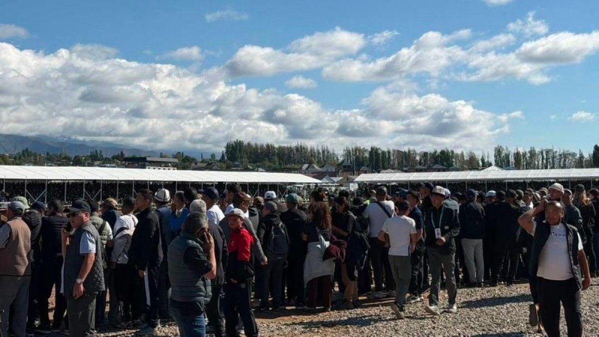 Көкбөрі финалындағы дүрбелең: Садыр Жапаров билеті жоқ көрермендерді де кіргізуді тапсырды