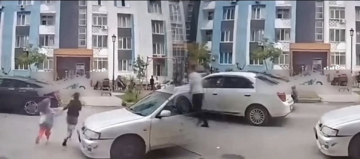 Алматы облысындағы тұрғын үй кешенінің ауласында екі баланы көлік қағып кетті