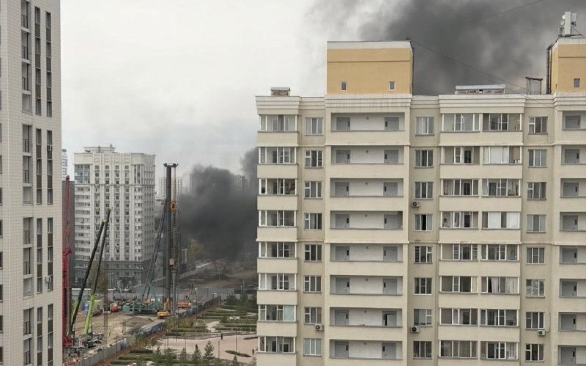 Астананың сол жағалауында салынып жатқан тұрғын үй өртеніп жатыр