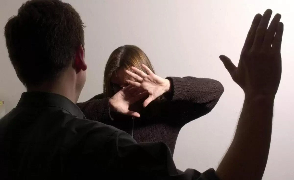 Шымкентте ер адам балаларының көзінше әйелін аяусыз ұрып-соққан