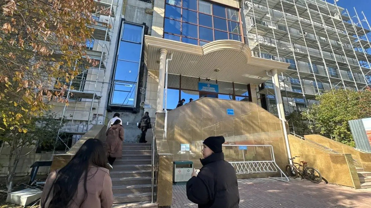"Балаларымызды қайтарыңдар": қазақстандықтардың туыстары СІМ алдына жиналды