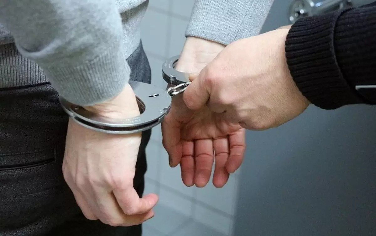 Арматураны сындырып, тікенек сымнан асқан: Ақтөбеде сотталған адам УҰИ-дан қашты