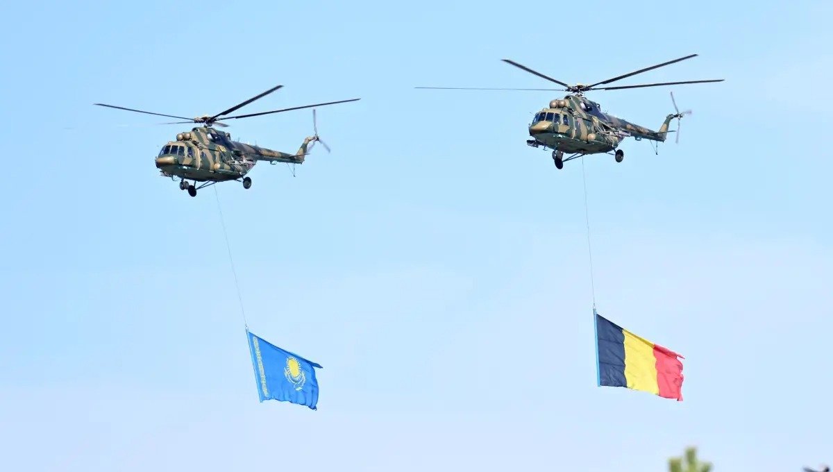Бельгия королін Ақордада екі елдің туын ілген тікұшақтар қарсы алды