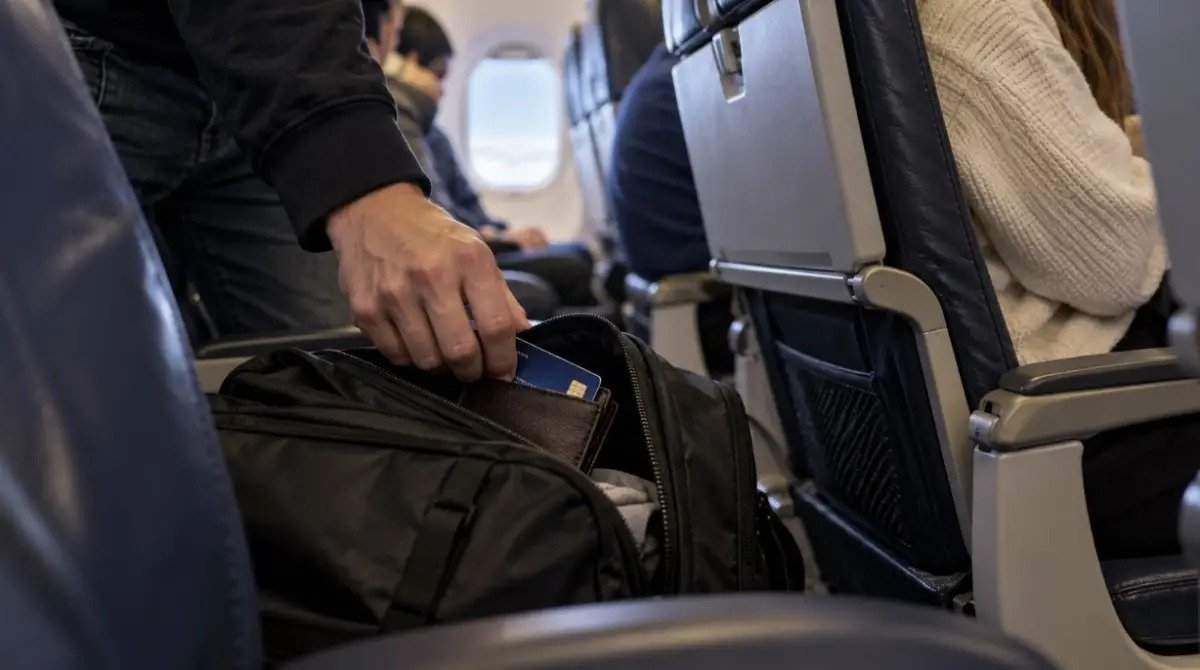 «Сұмдық жағдай»: қазақстандық әйел Air Astana ұшағында ақшасы ұрланғанын айтты