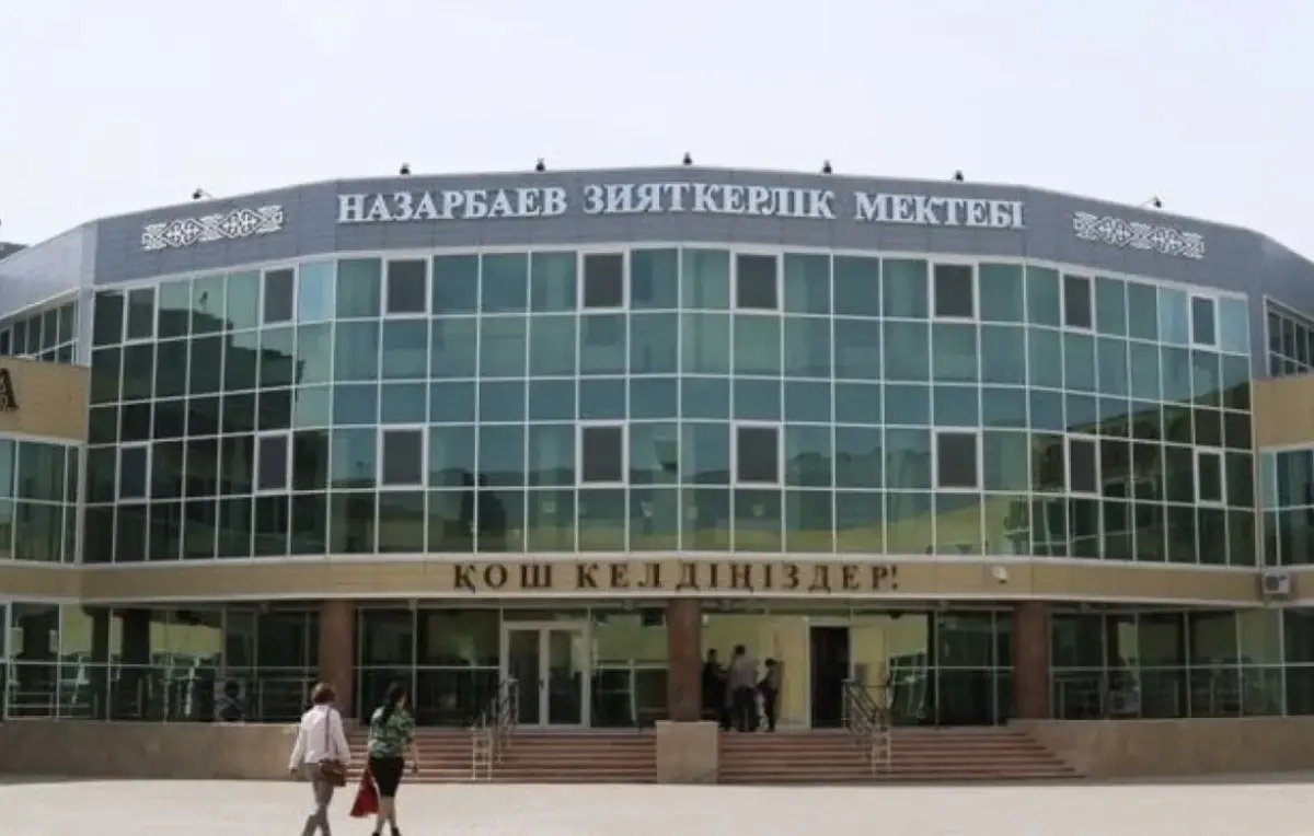 Оқушымен хат алмасқан мұғалім жұмыстан қуылды: жаңа деректер белгілі болды