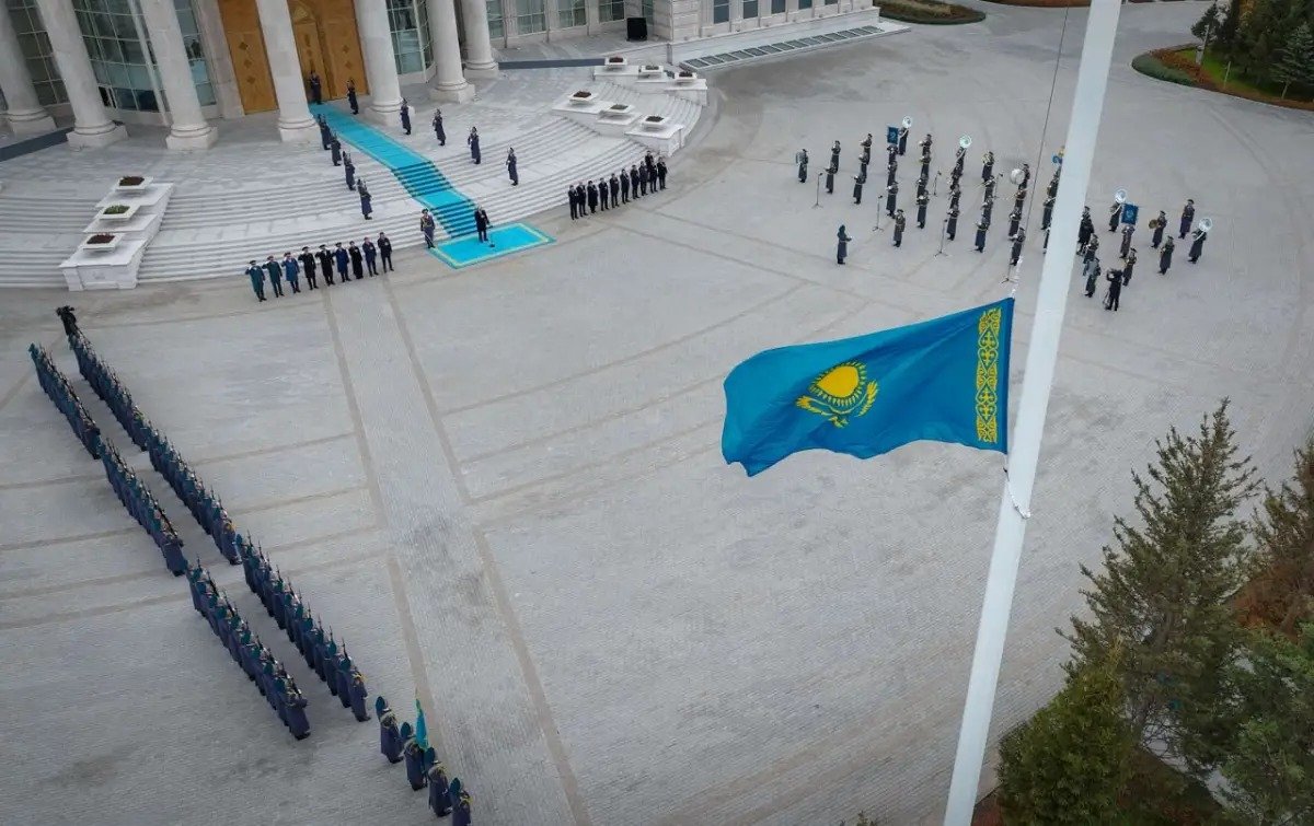 Астанада Әнұран шырқалып, Мемлекеттік ту салтанатты түрде көтерілді