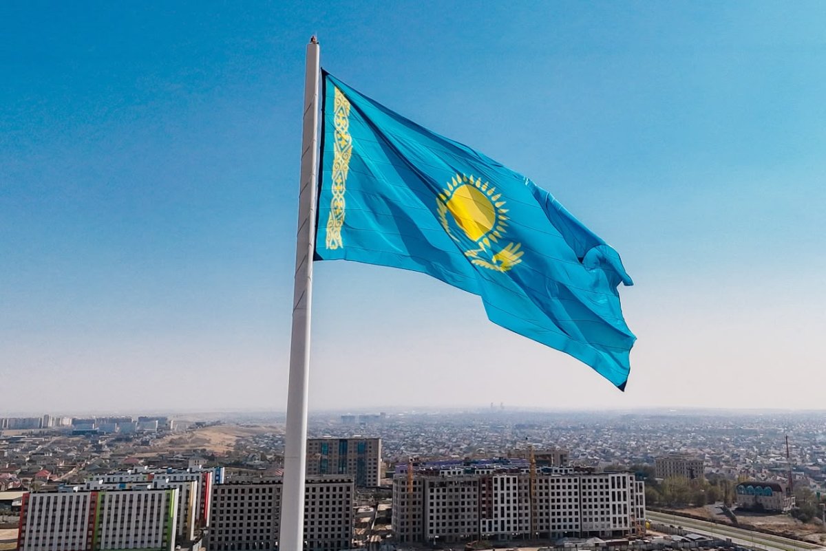 Республика күні: Шымкентте 100 метрлік тұғырға Мемлекеттік ту көтерілді