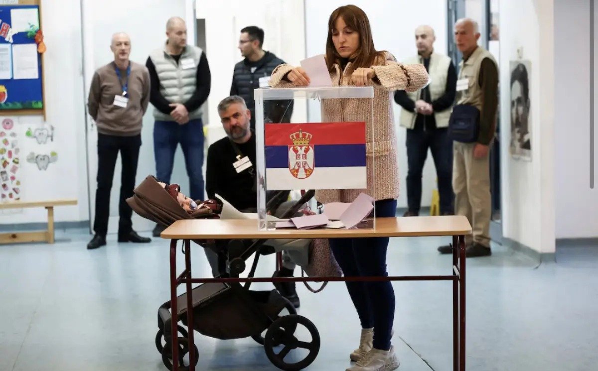 Вучич билігін сақтап қала ма? Сербияда жаппай наразылықтан кейін парламент сайлауы өтіп жатыр