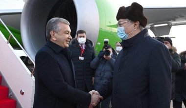 Өзбекстан президентін ұшақтан Тоқаевтың өзі күтіп алды