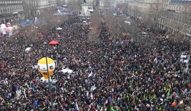 Зейнетақы реформасы: Францияда жүздеген мың адам ереуілге шықты