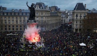 Францияда 3,5 млн адам ереуілдетті: жүздеген полицей жарақат алды, мэрия өртенді