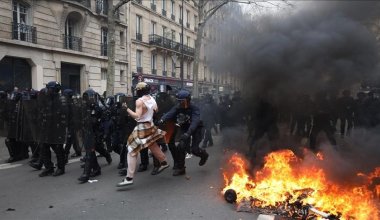 Францияда ереуілге шыққандар 100-ден астам полицейді жарақаттады