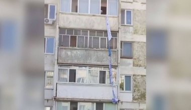 Рудныйлық зейнеткер балконнан жаймамен түспек болды (видео)
