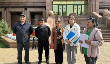 «Алдымызға келіп ешкім кешірім сұрамады»: Қаңтаршылардың туыстары әділдік іздеп Астанаға келді