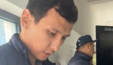 Алматыда журналист Әйгерім Тілеужанның сотында болған белсенділерді полиция алып кеткен