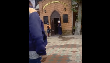 Елді дүрліктірген видео: имам көше сыпырушыны мешіттен қуып шықты