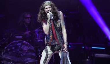 Aerosmith әншісі Стивен Тайлер сексуалдық зорлық жасады деп айыпталды