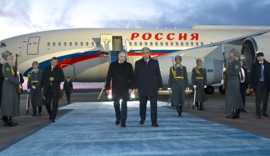 Тоқаев Астана әуежайында Путинді күтіп алды