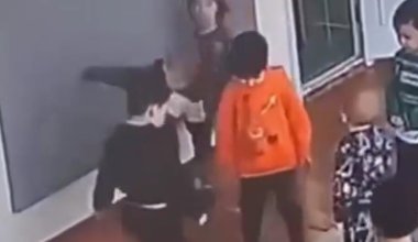 Алматыдағы балабақшада балалар құрдасын аяусыз сабаған видео тарады