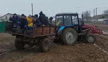 БҚО-да оқушылар емтиханына трактормен барған: шенеуніктер қалай жазаланды