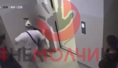 Әйелді тепкілеп жатқанда екі жігіт түк істемей қарап тұрған – Алматыдан тараған видео