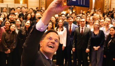 Саясатқа жастар қажет: Нидерланд премьер-министрі MNU студенттерінің сұрақтарына жауап берді